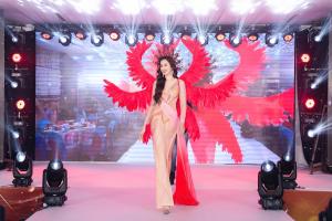 BTC Hoa hậu doanh nhân thời đại được NTK Tommy Nguyễn tặng áo dạ hội và áo dài bán đấu giá từ thiện