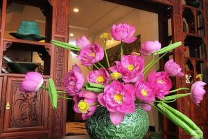 5 loại hoa trên bàn thờ Thần Tài: Đúng lễ nghi, chuẩn phong thuỷ, tài lộc kéo về ào ào
