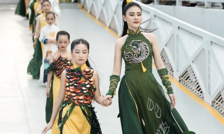 Dàn mẫu nhí catwalk trên bến Bạch Đằng