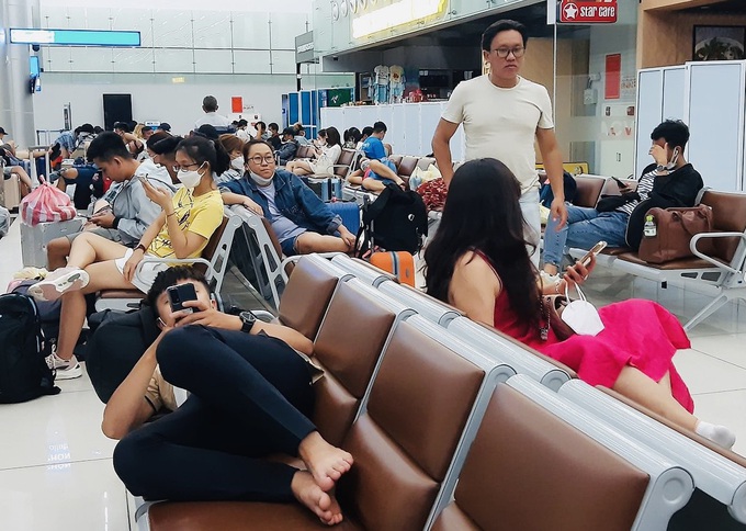 Hàng không trễ chuyến, khách vạ vật ở sân bay, hãng đổ lỗi do ông trời