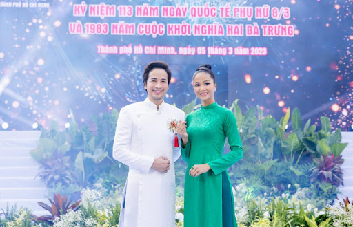 Đoàn Minh Tài và hơn 3000 người dân đồng diễn áo dài Việt.