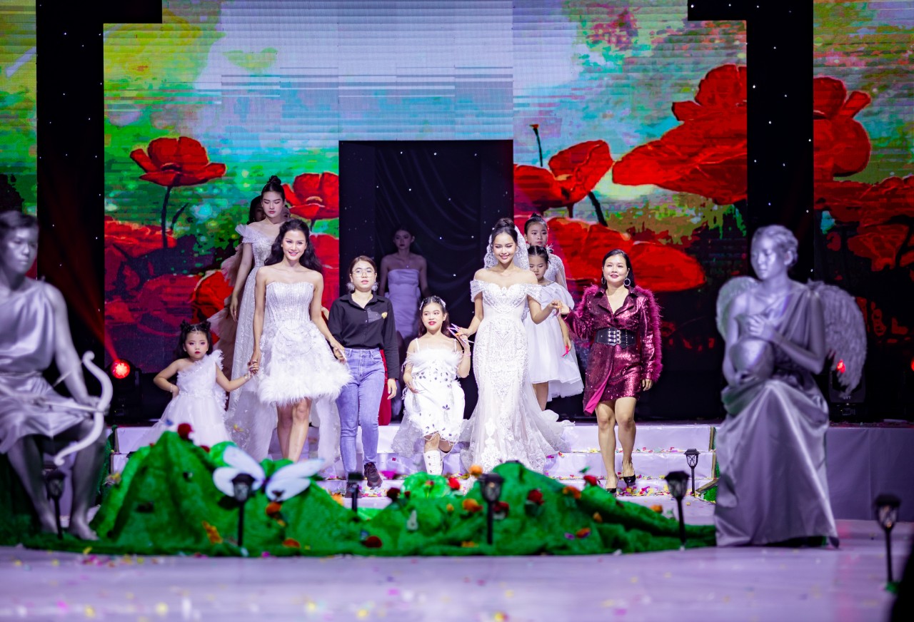 Hoa hậu Hoàn vũ Việt Nam Ngọc Châu và Hương Ly tạo ấn tượng với BST nail “Sắc màu” của Nancy &Matthew.