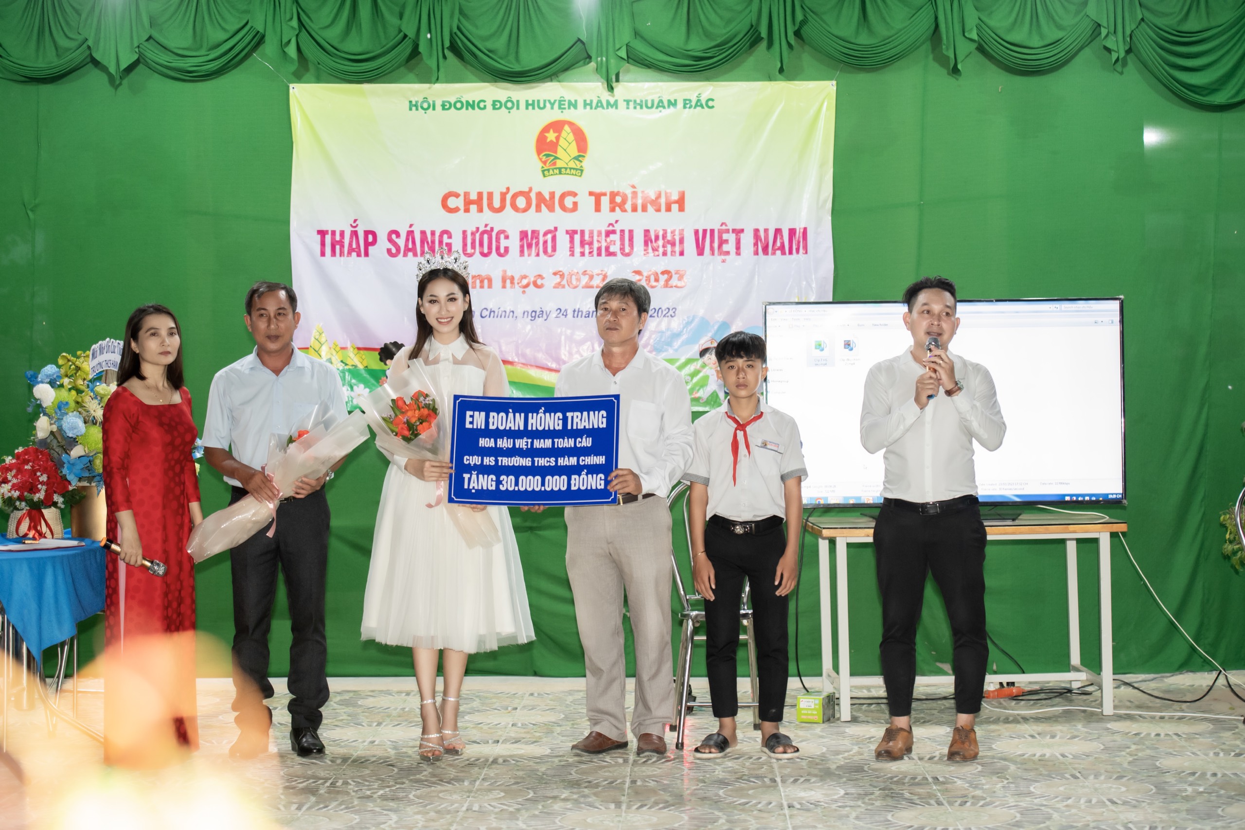 Đoàn Hồng Trang về thăm trường xưa tặng quà và tham gia đốt lửa trại cùng học sinh.