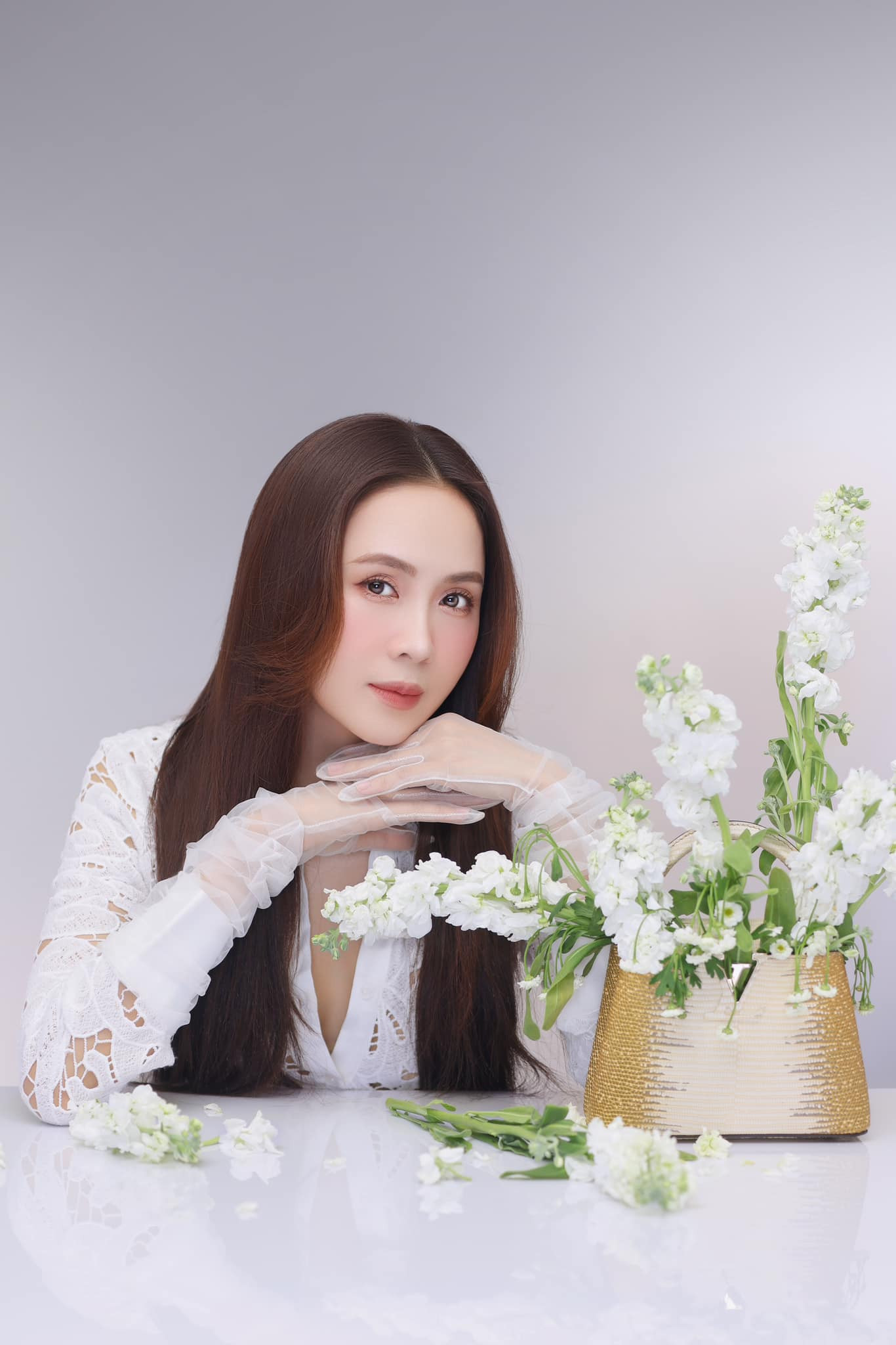 Không cần hở hang, Hồng Diễm gây mê trong loạt ảnh mới đánh dấu tuổi 40