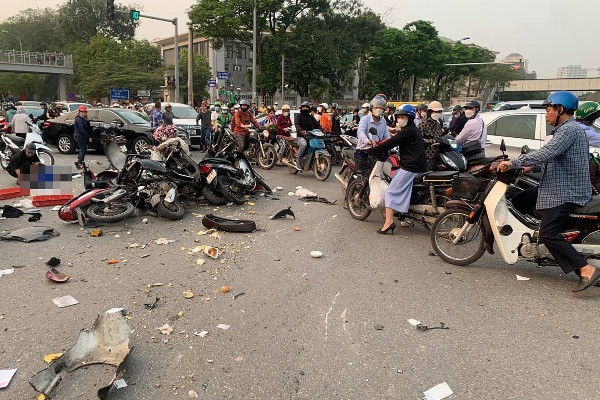 Chủ tịch Hà Nội chỉ đạo làm rõ nguyên nhân vụ ô tô đâm 17 xe máy