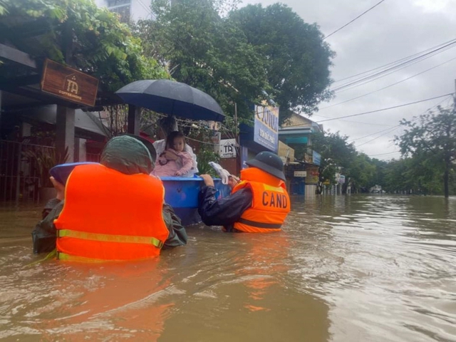 Thừa Thiên-Huế dự trữ hàng trăm tấn lương thực trước mùa mưa bão